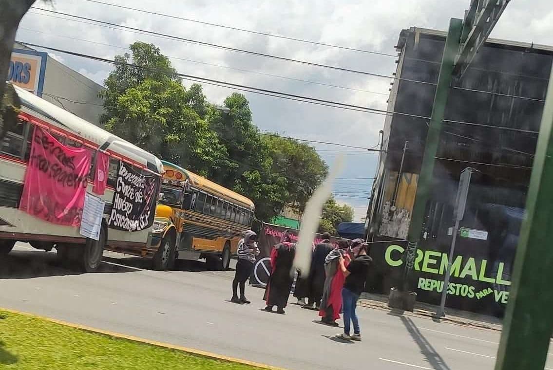 ¿Atascado en la Roosevelt? Bloqueo de encapuchados provoca cierre total con buses