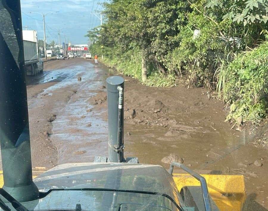 Deslaves e inundaciones complican el tránsito en ruta al Pacífico ¡Conoce los detalles!