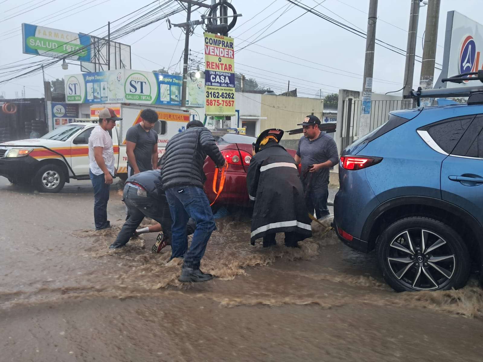 Conducir bajo riesgo: corrientes arrastran vehículo en plena carretera