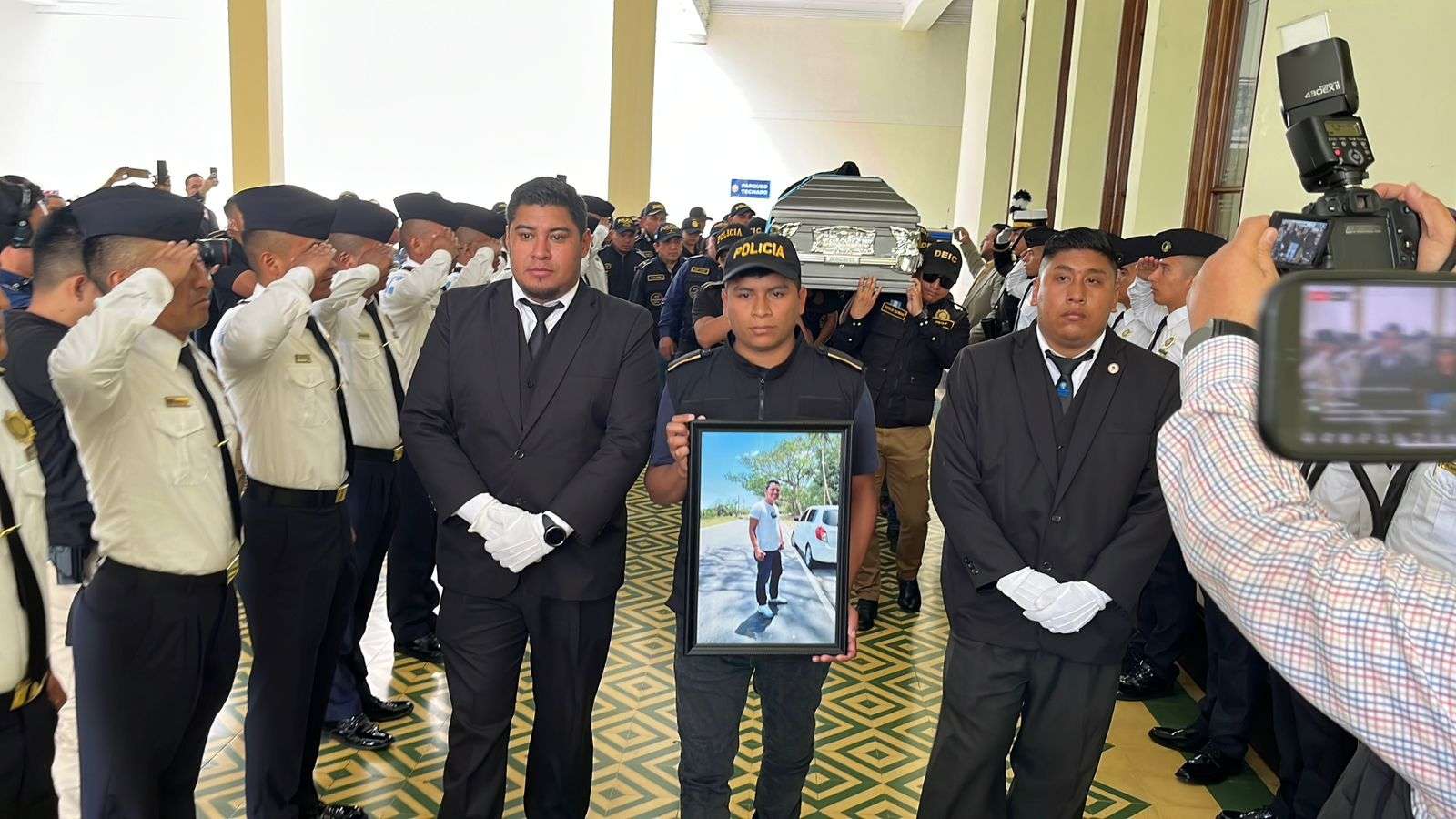 “Su sacrificio no será en vano”: Karin Herrera asiste a honras fúnebres tras la muerte de agente de la PNC