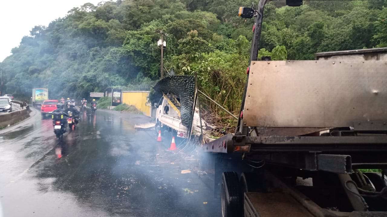 ¡Precaución en ruta a El Salvador! Muro cae sobre camión