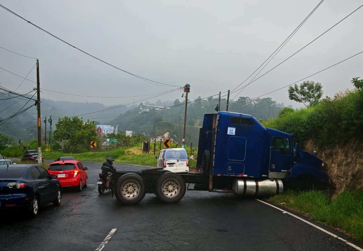 ¿Rumbo a Las Charcas? Un tráiler empotrado complica el tránsito en bulevar San Cristóbal