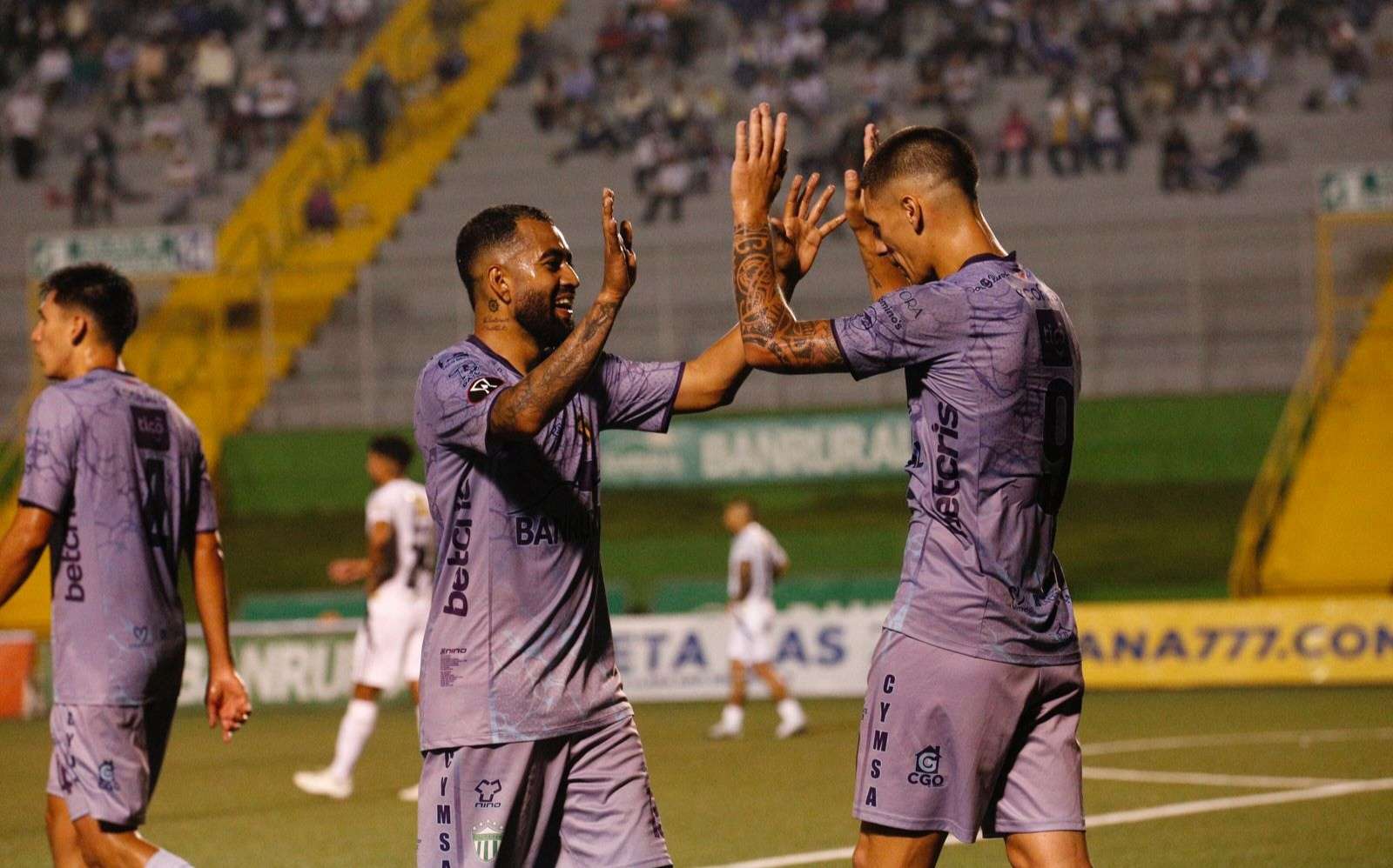 EN IMAGÉNES | Lluvia de goles en el Cementos Progreso y se hunde más el barco crema