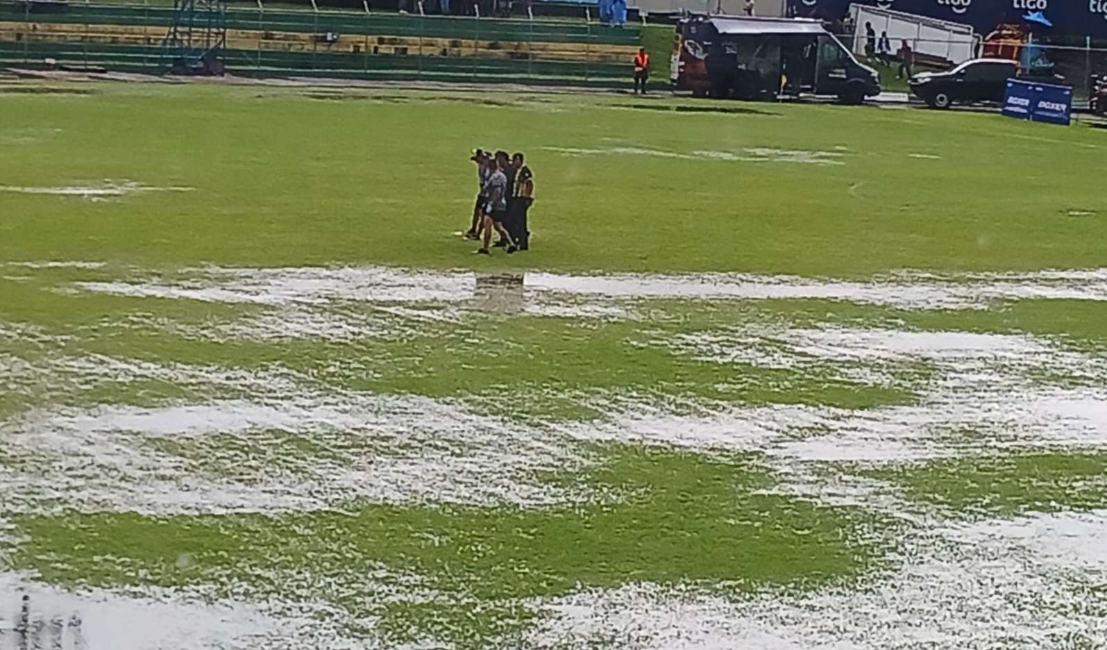 Lluvia obliga a suspender el partido Aurora vs Mictlán