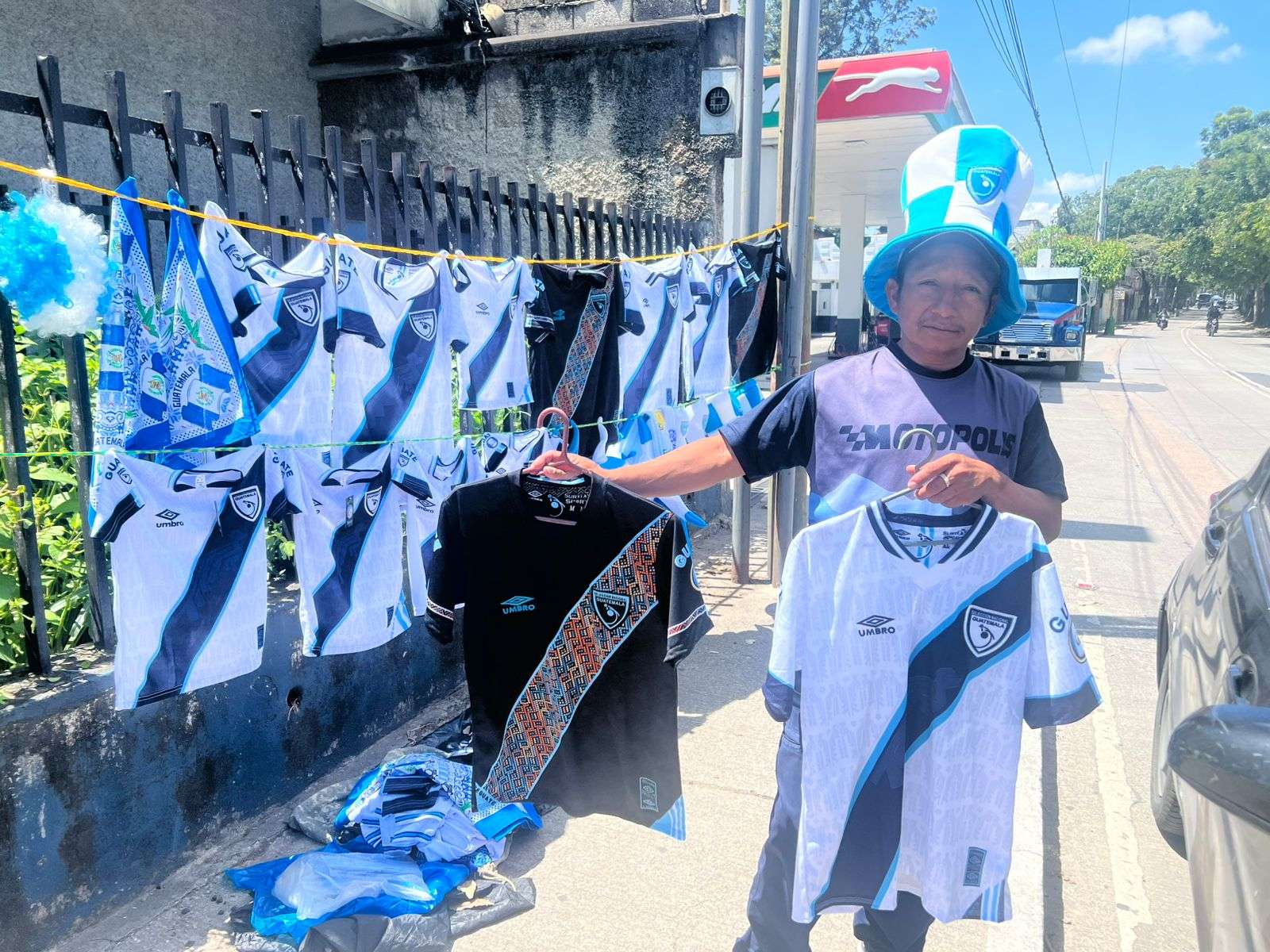¡Que no te falte nada! Camisolas y accesorios ya disponibles en los alrededores del estadio