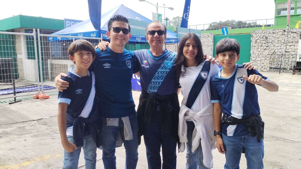 ¡Con cantos y banderas! Los primeros en la cola ya ponen ambiente de Selección