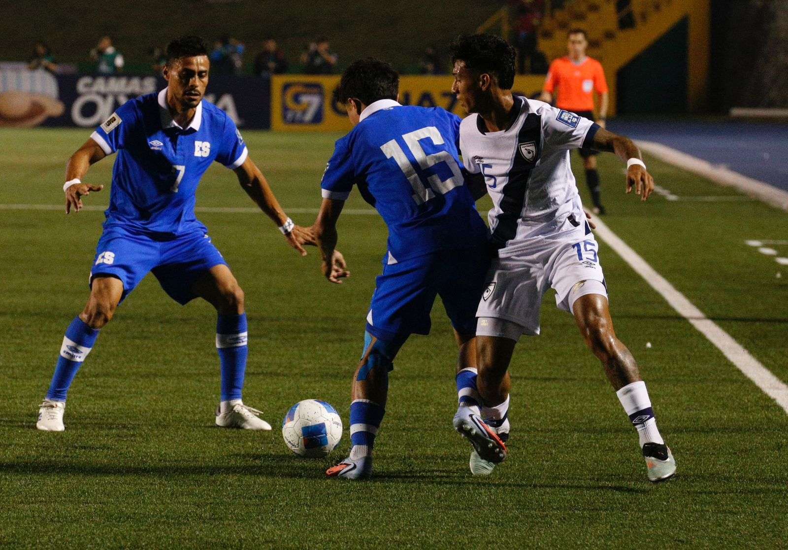 EN FOTOS | GUATEMALA LO INTENTA, EL SALVADOR RESISTE: EL PRIMER TIEMPO EN IMÁGENES
