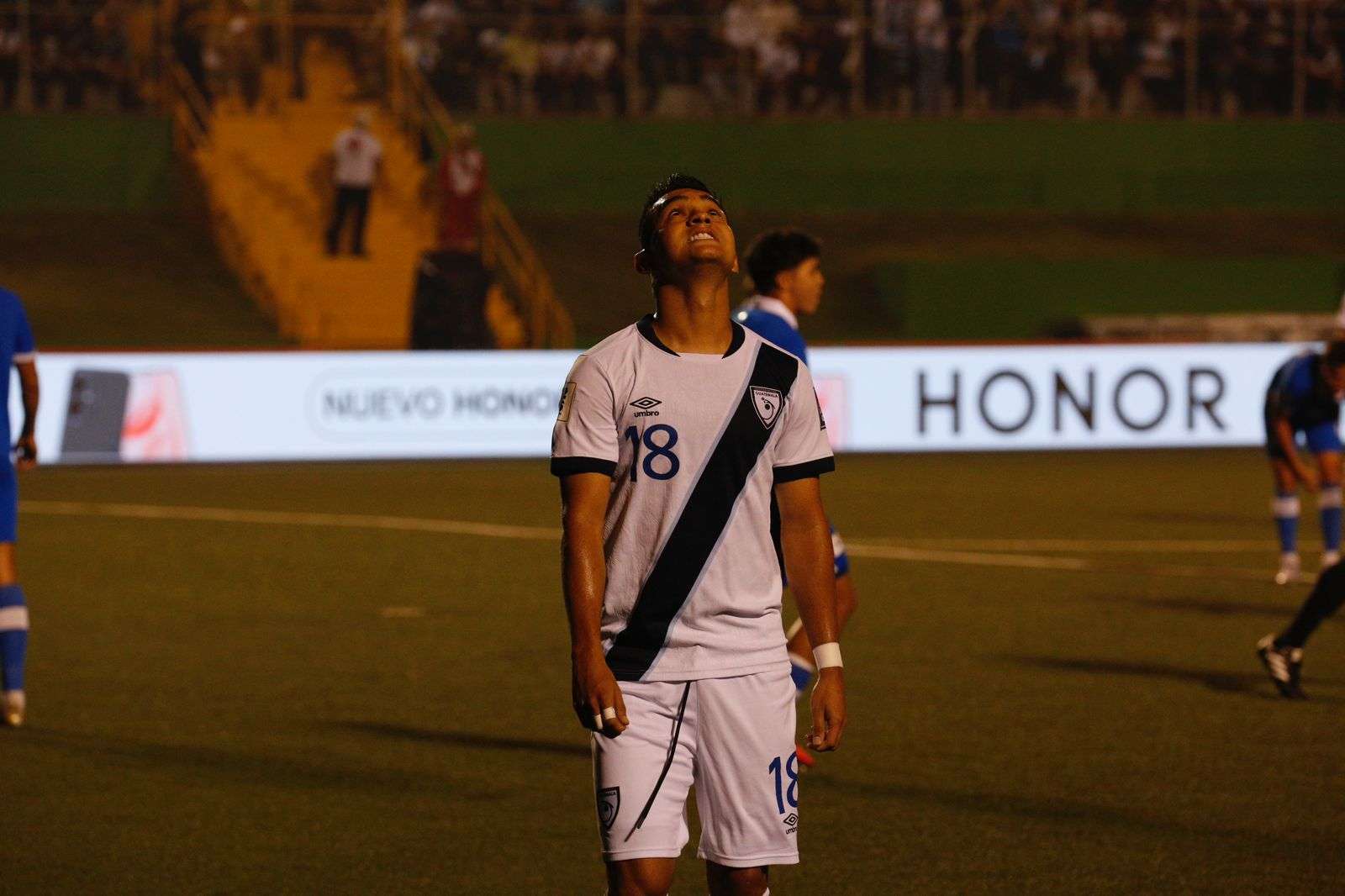 EN FOTOS | GUATEMALA LO INTENTA, EL SALVADOR RESISTE: EL PRIMER TIEMPO EN IMÁGENES