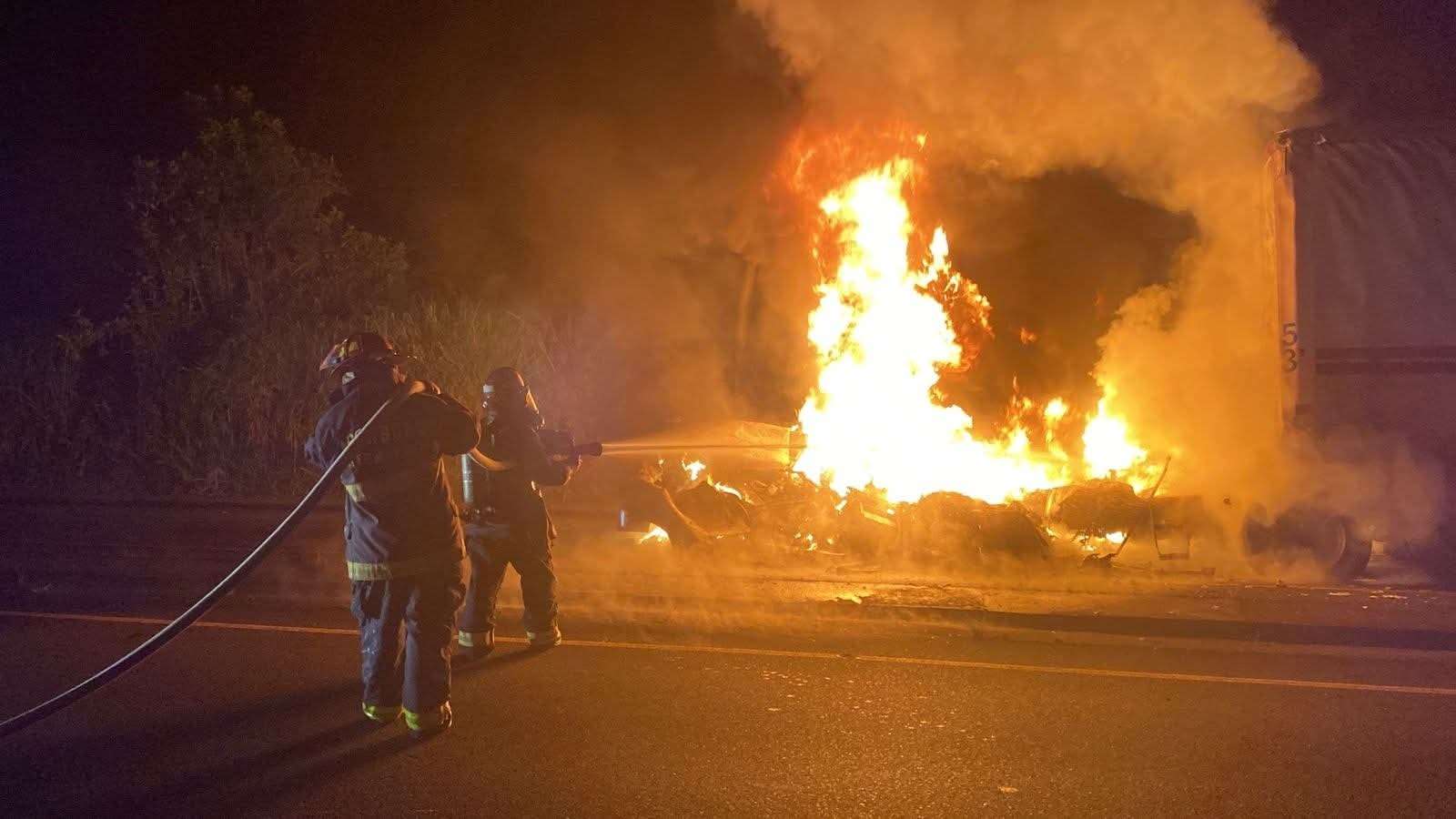 ¡Humo y fuego! Camión se consume tras fuga de aceite en el turbo
