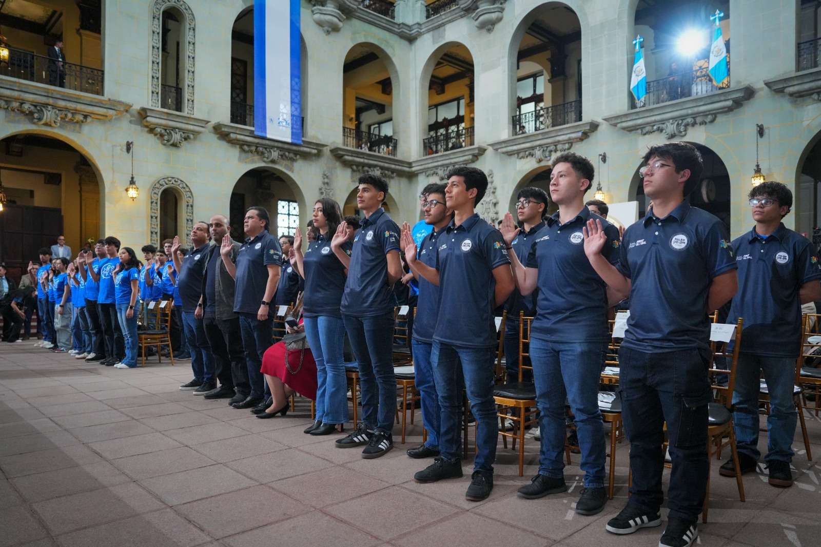 Jóvenes con talento: estudiantes juramentados para las Olimpiadas de Matemáticas y Robótica