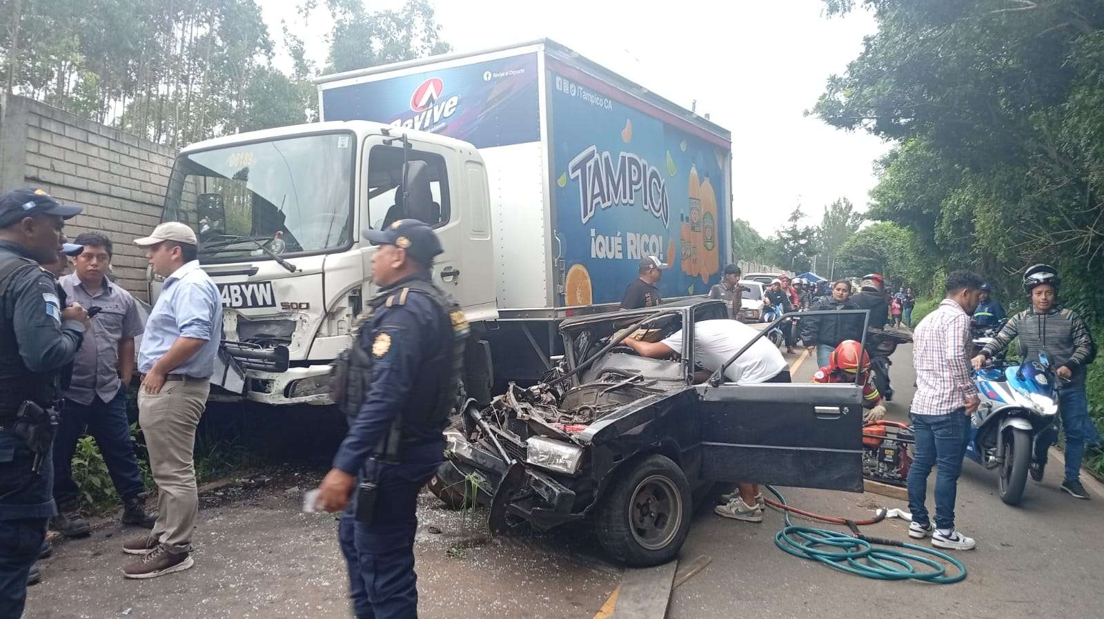 EN FOTOS | Hombre queda atrapado entre los hierros tras accidente