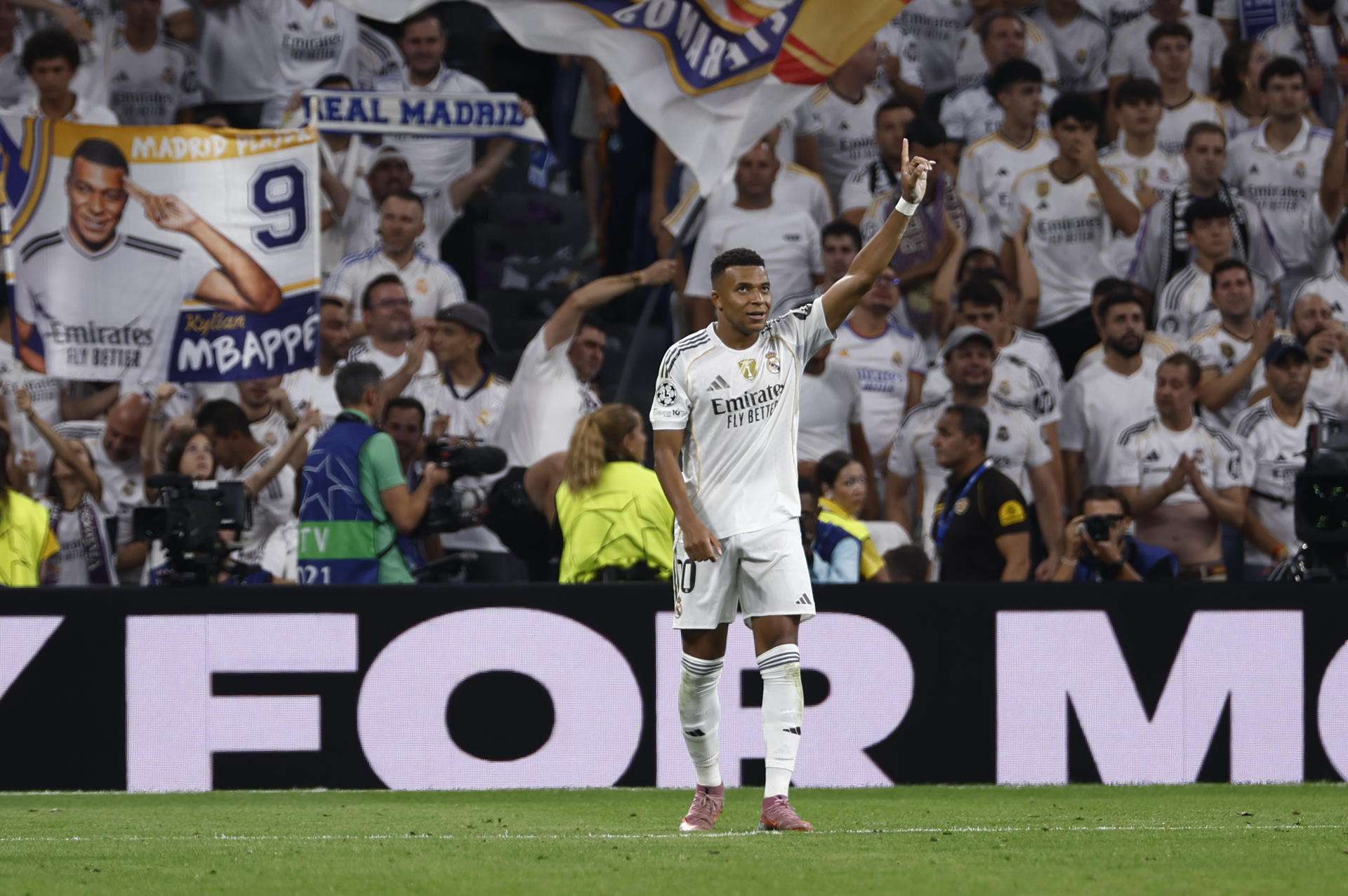 Emilio Butragueño, director de relaciones institucionales del Real Madrid, se rindió en elogios hacia el delantero francés Kylian Mbappé, que con un doblete al Olympique de Marsella alcanza 50 goles en 64 partidos con la camiseta blanca, y aseguró que un jugador de su categoría "es una gran ventaja".