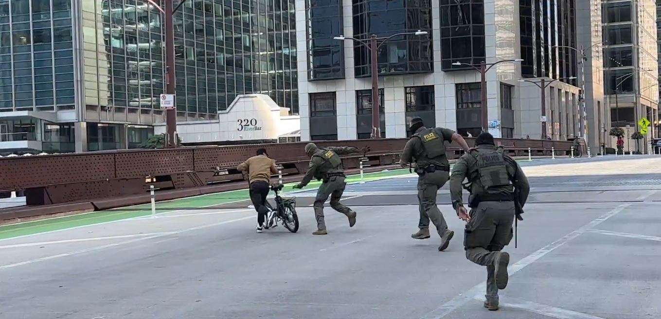 EN VIDEO | ¡Por porquito lo atrapan! Así huyó un migrante de agentes del ICE en Chicago