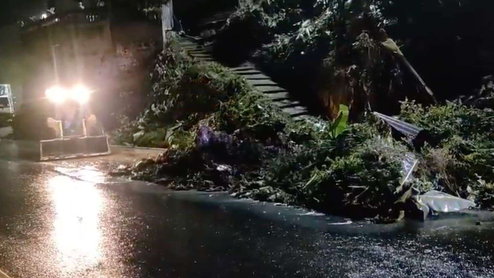 ¿Viajas hacia occidente? Derrumbe bloquea paso en Los Encuentros, Nahualá