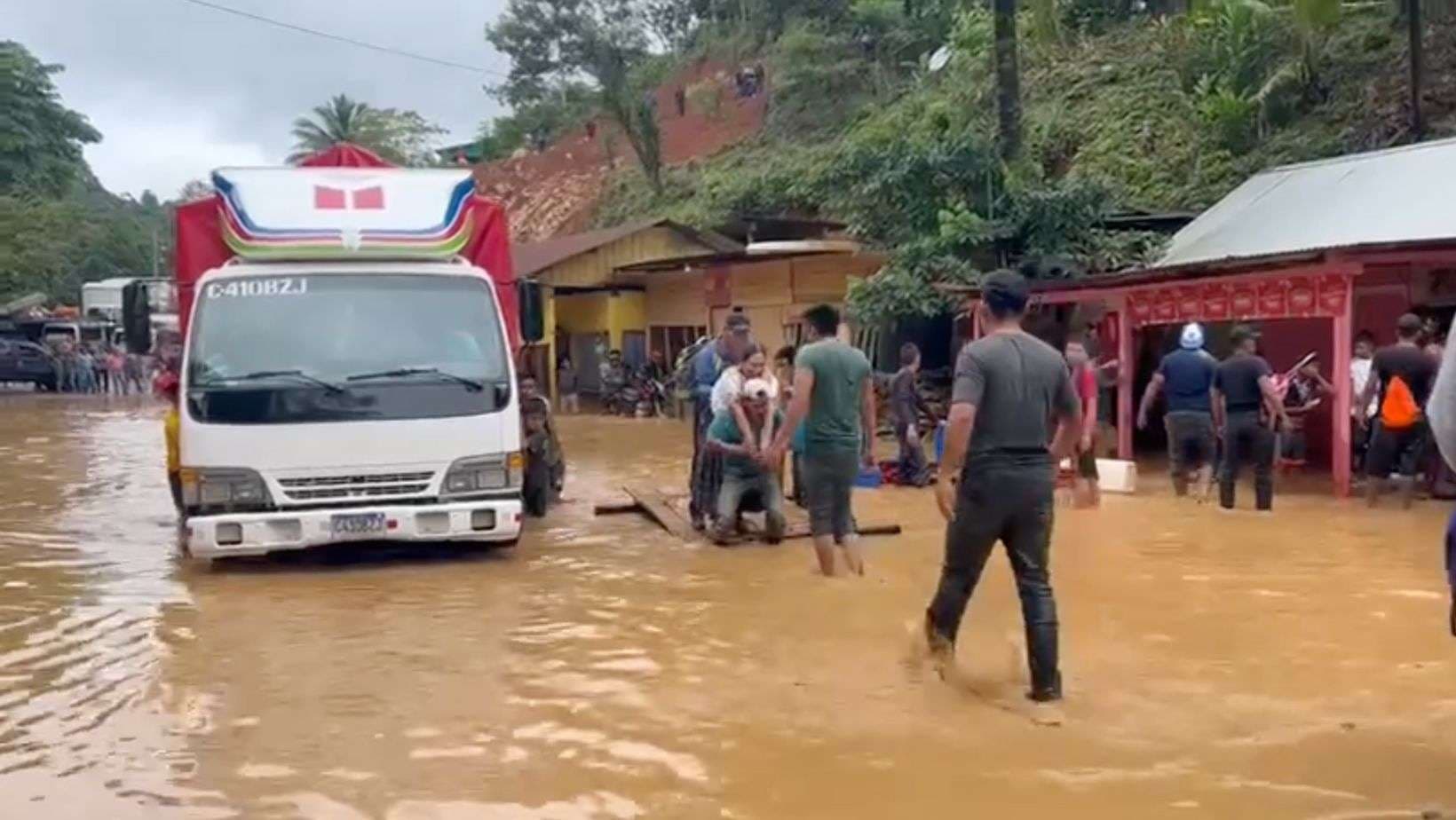 Ruta Chisec-Cobán bloqueada por inundaciones ¿cómo afecta la movilidad en la región?