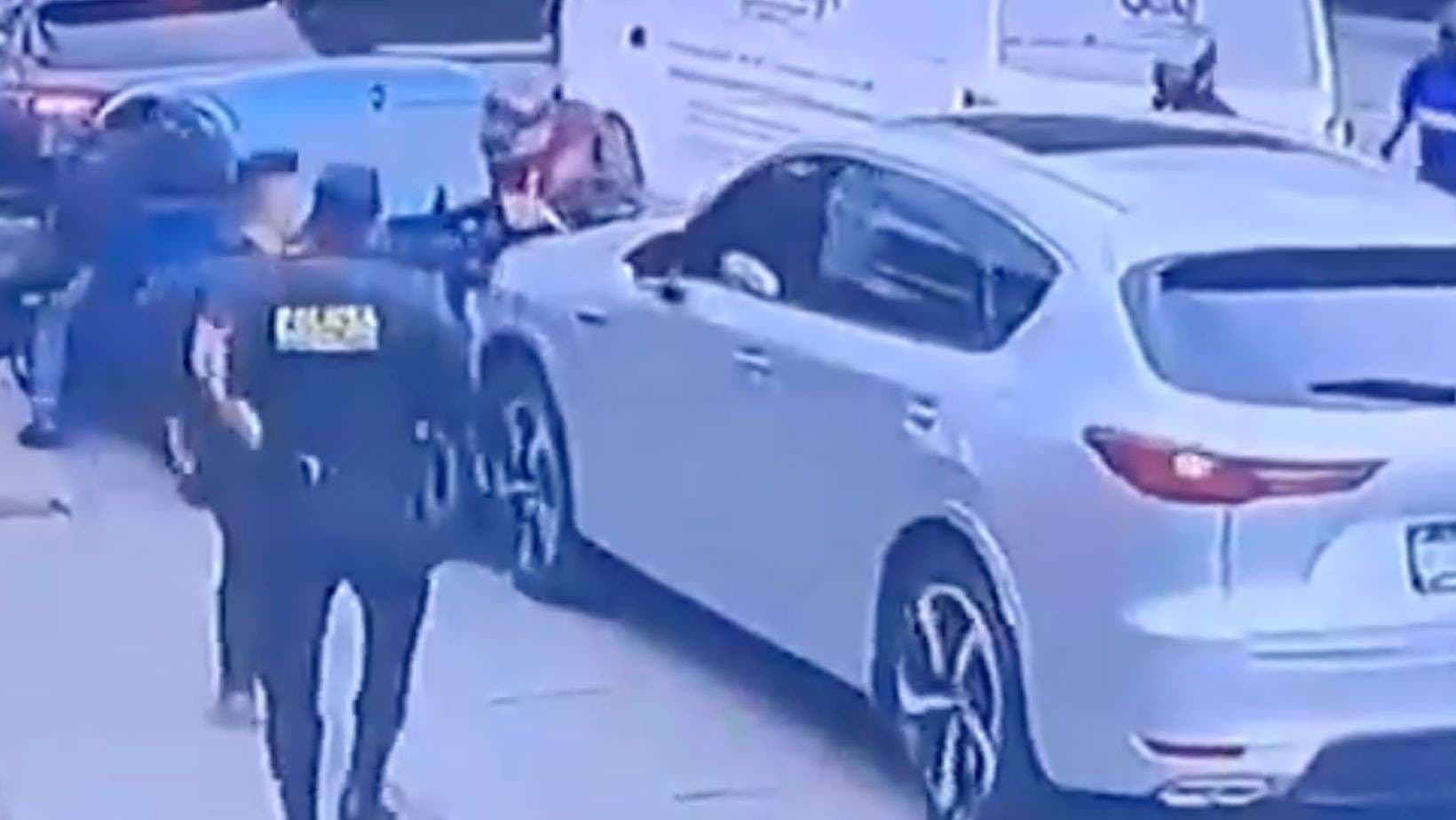 EN VIDEO | Conductor de 70 años arremete contra motorista ¿ira, salud mental o accidente?