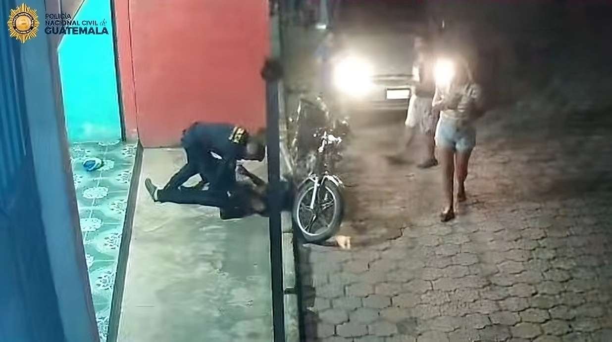 EN VIDEO | Heroica acción de un policía, pero la víctima se negó a denunciar a su pareja