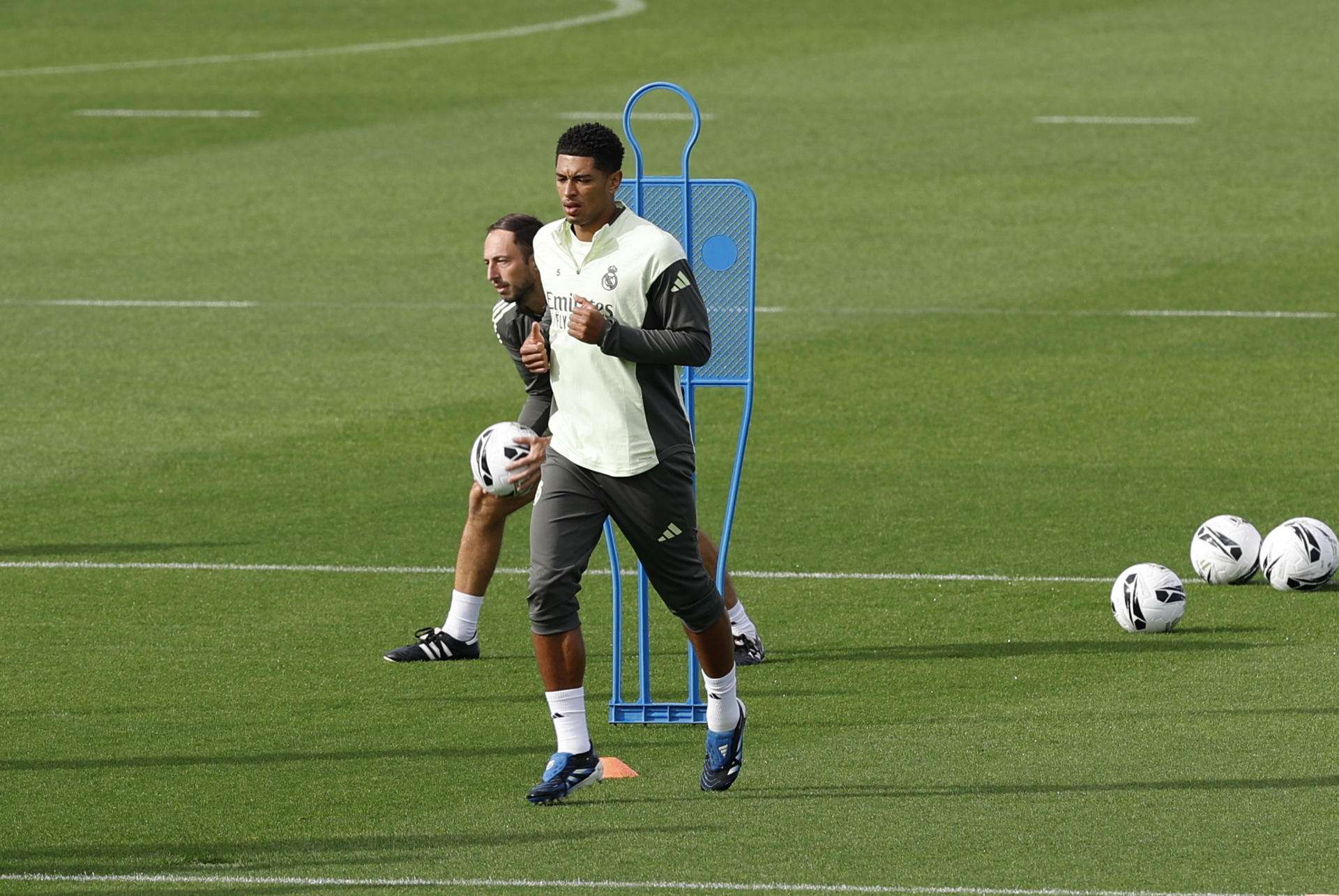 El centrocampista del Real Madrid Jude Bellingham durante el entrenamiento del equipo en la Ciudad Deportiva de Valdebebas, Madrid, antes de su enfrentamiento liguero contra el FC Barcelona. EFE/JJ Guillén