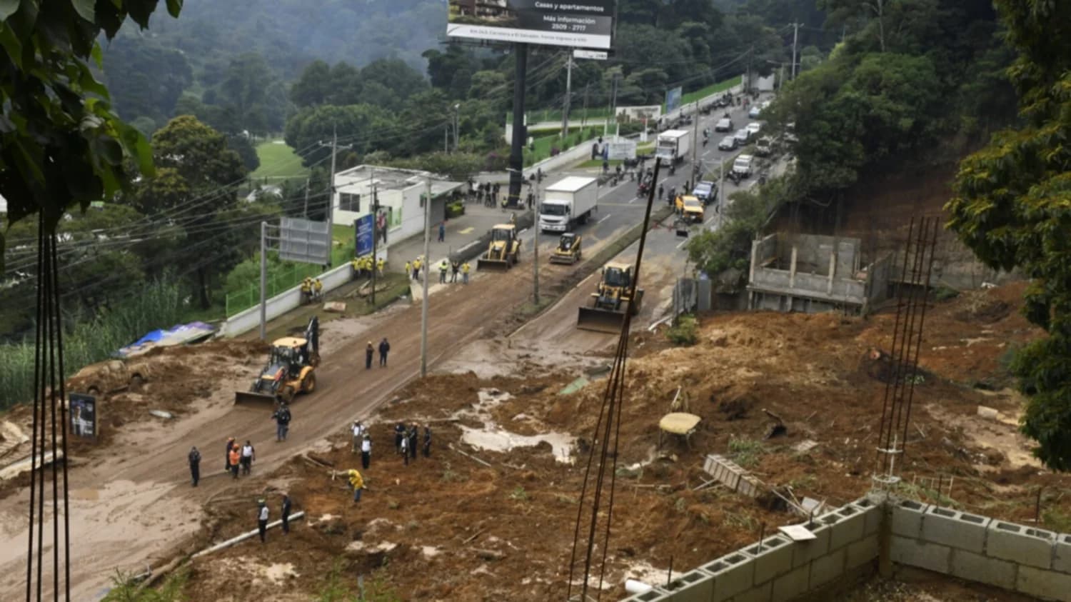 Carretera a El Salvador: Deslizamiento activo mantiene alerta y cierre vial