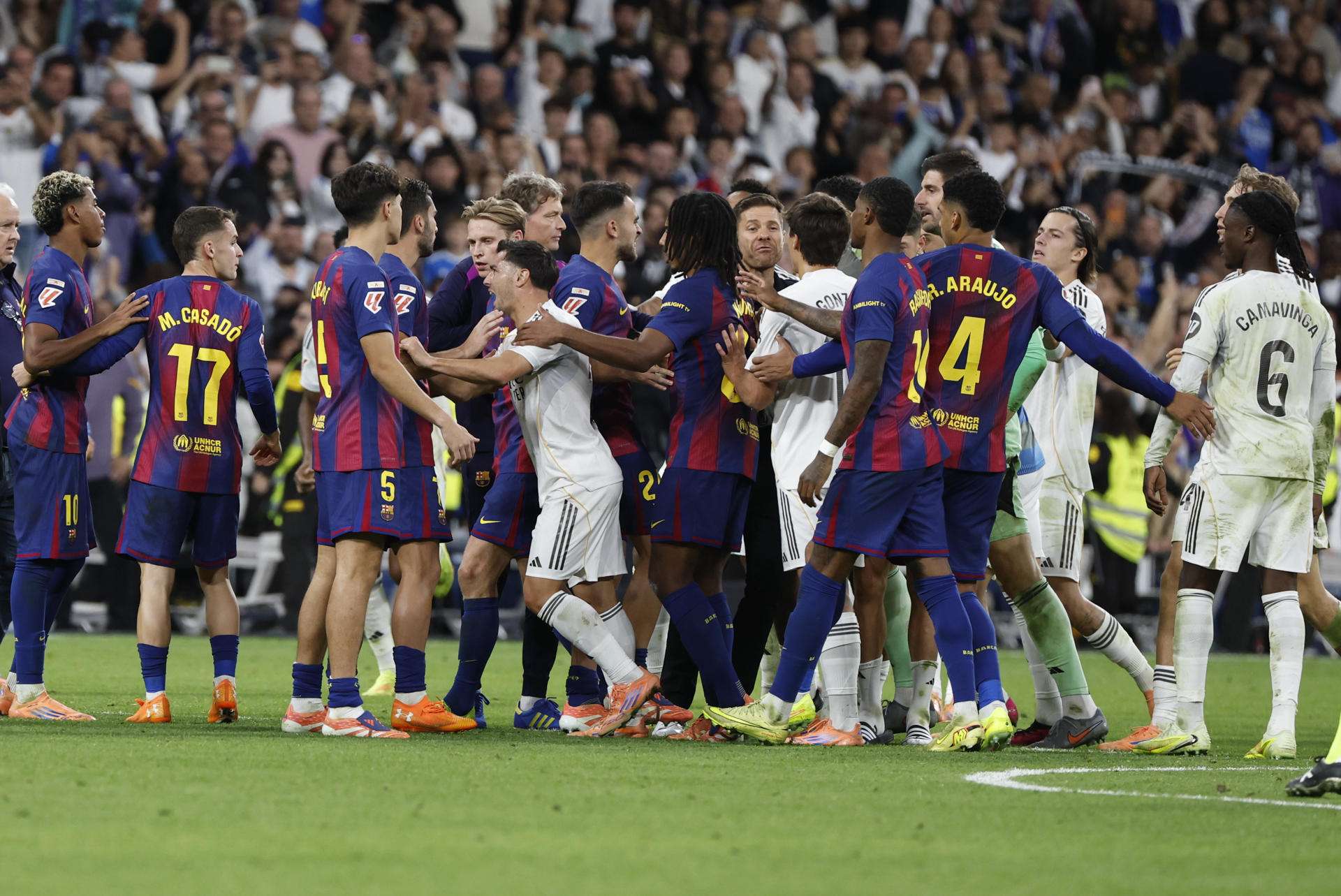 Los jugadores del Real madrid y del Barcelona discuten durante el partido de la décima jornada de LaLiga EA Sports, que Real Madrid y FC Barcelona disputaron en el estadio Santiago Bernabéu. EFE/ Chema Moya