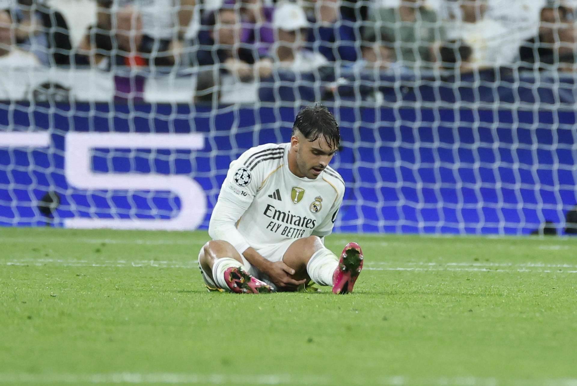 El defensa del Real Madrid Raúl Asencio, durante el partido de la tercera jornada de la Liga de Campeones que Real Madrid y Juventus disputaron en el estadio Santiago Bernabéu. EFE/Juanjo Martín