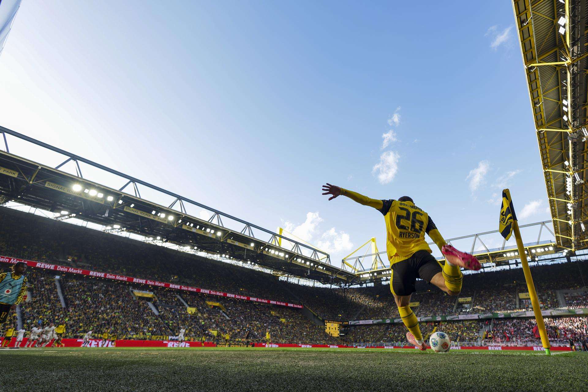 El jugador del Dortmund Julian Ryerson en acción durante el partido de la Bundesliga que han jugado Borussia Dortmund y RB Leipzig en Leverkusen, Alemania. EFE/EPA/CHRISTOPHER NEUNDORF