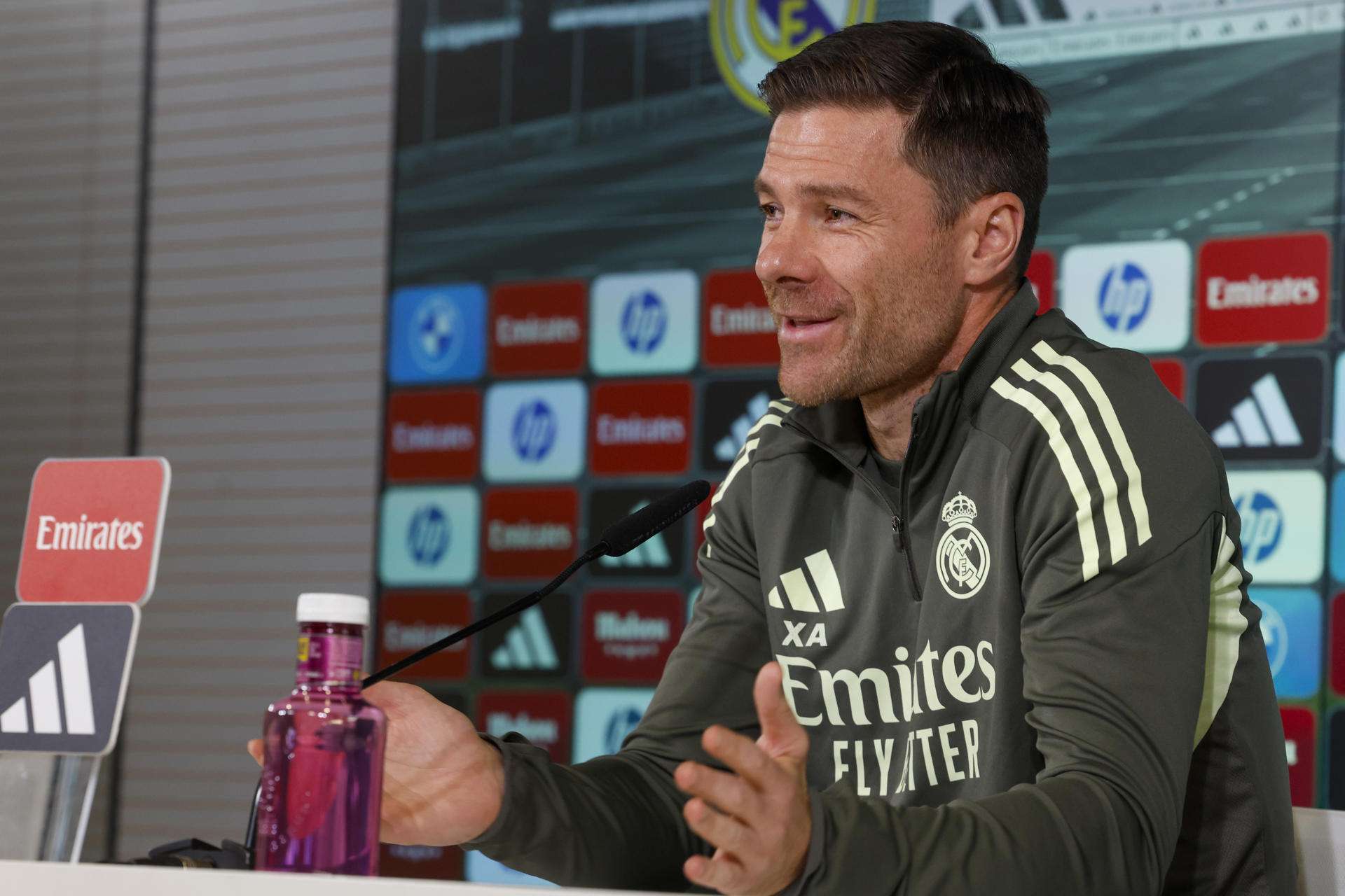Xabi Alonso, técnico del Real Madrid, reflexionó sobre su forma de dirigir a un grupo de jugadores, tras el incidente vivido con el brasileño Vinícius en el Clásico por sus gestos de enfado en el cambio, y defendió que es clave "ser auténtico", sin "impostar nada", y siempre pensar "en lo mejor para el equipo".