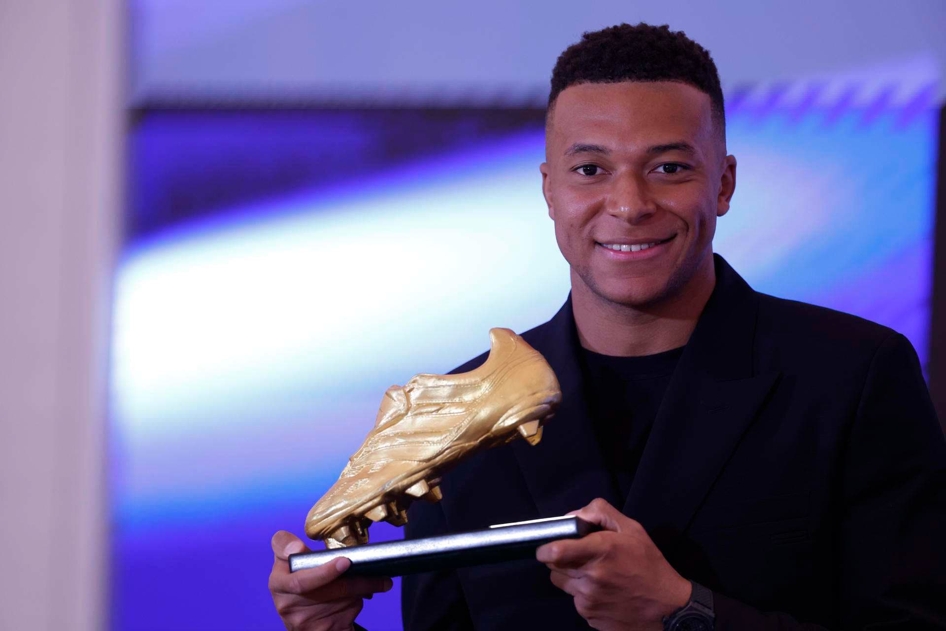 Mbappé recibe la Bota de Oro: "Es imposible ganar este premio sin el equipo"