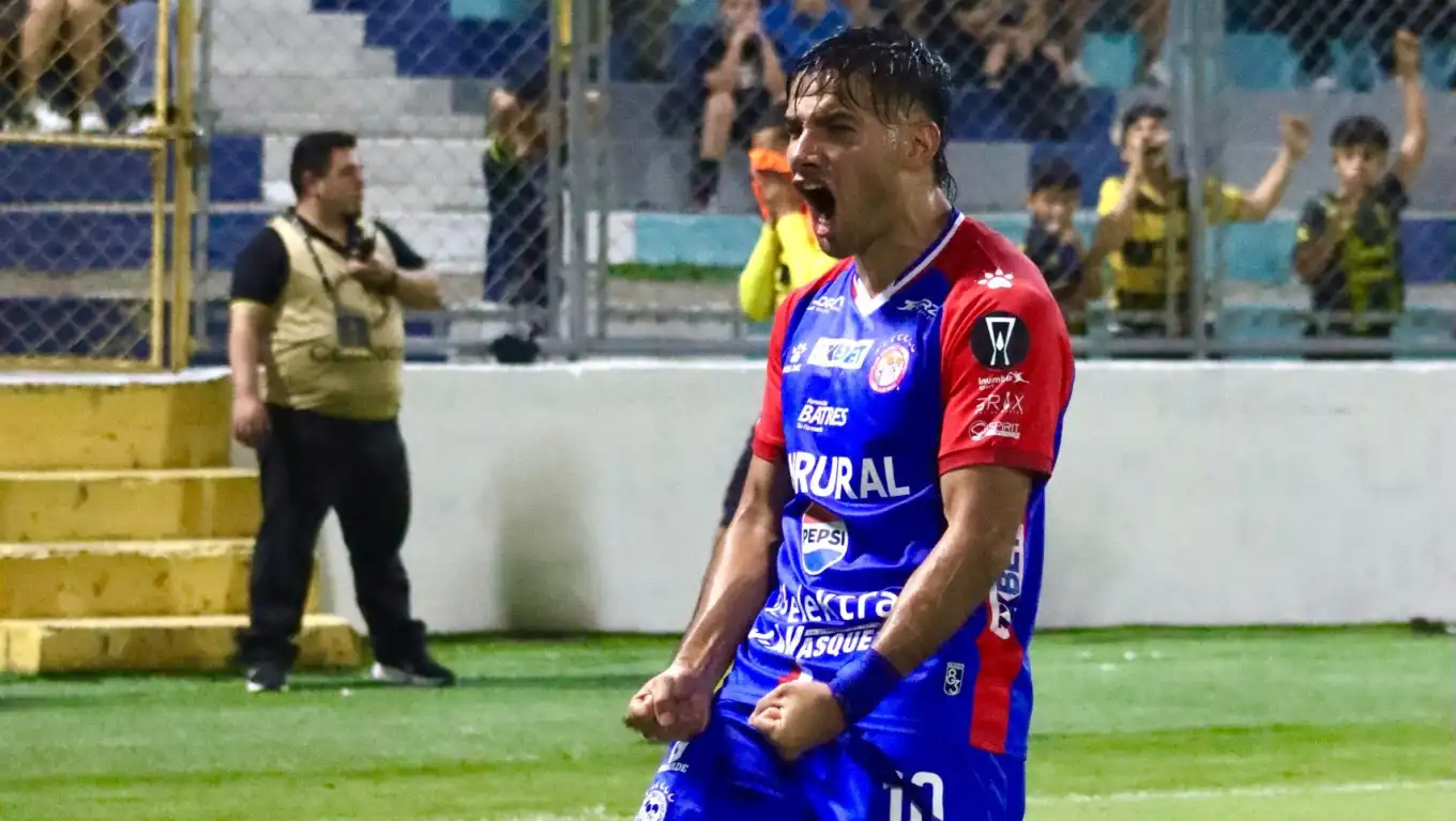 Hinchas de Xelajú MC se movilizan masivamente antes del encuentro, en la Copa Centroamericana