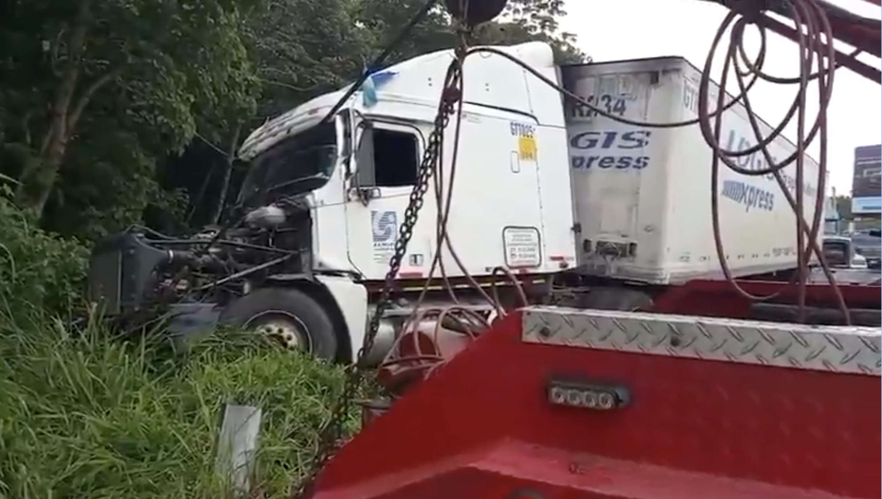 Tráfico en autopista Palín-Escuintla: tráiler bloquea dos carriles