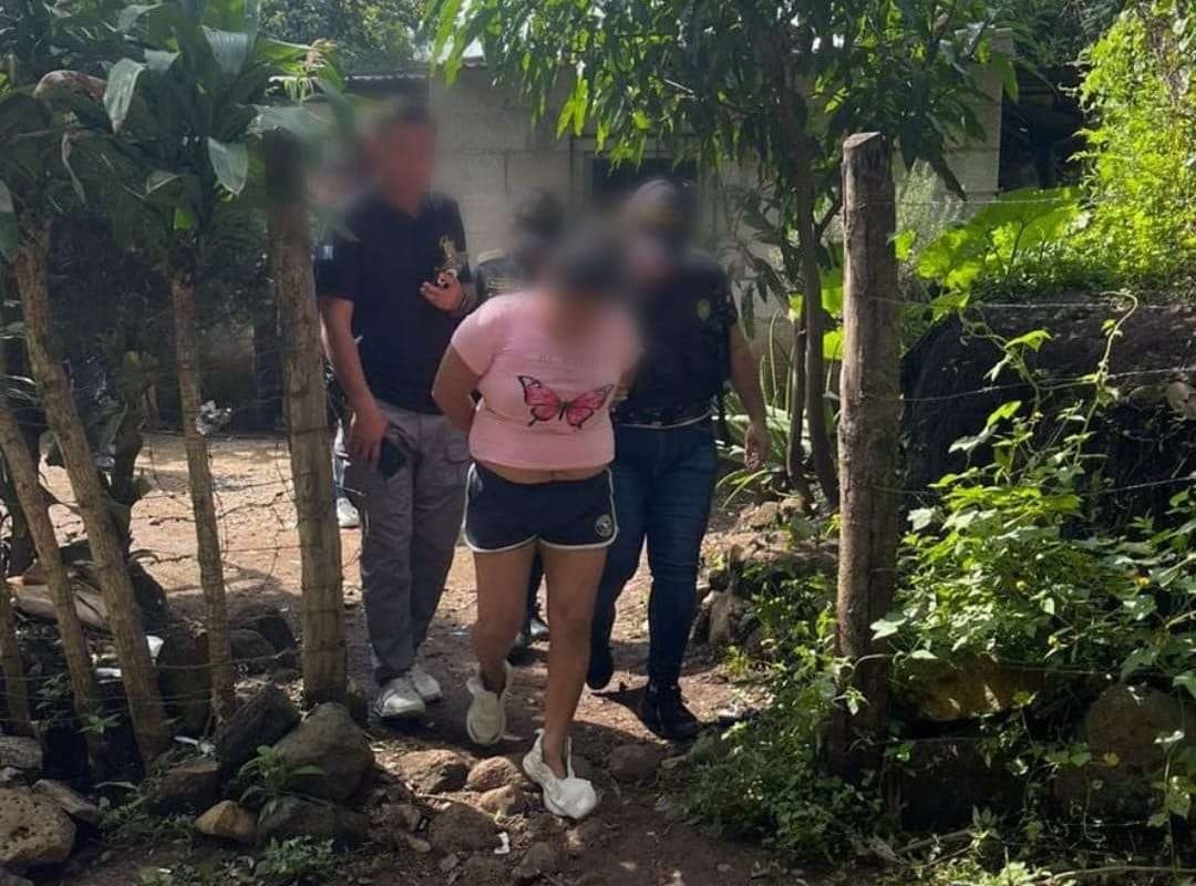 ¡Violento ataque! Mujer detenida por su presunta participación en asesinato a machetazos en Cuilapa