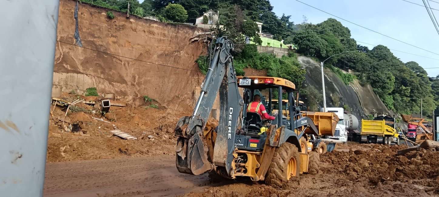 ¿Cuál es la situación actual por derrumbe en Carretera a El Salvador?
