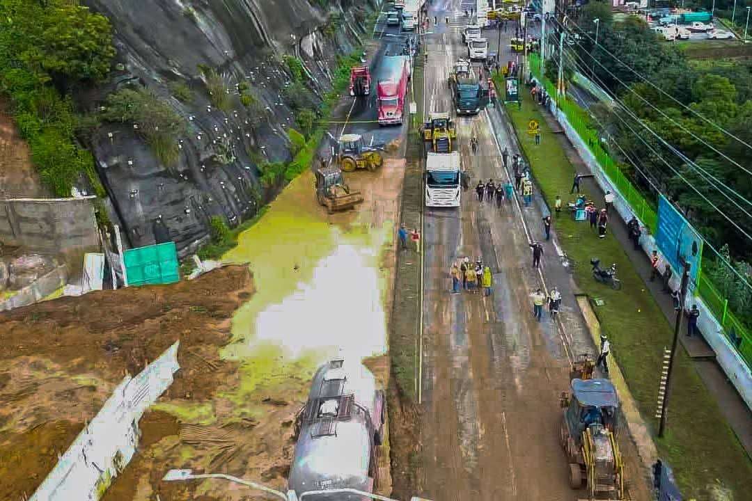 Lluvia y derrumbe obligan a limitar el tránsito en la zona afectada de la Carretera a El Salvador