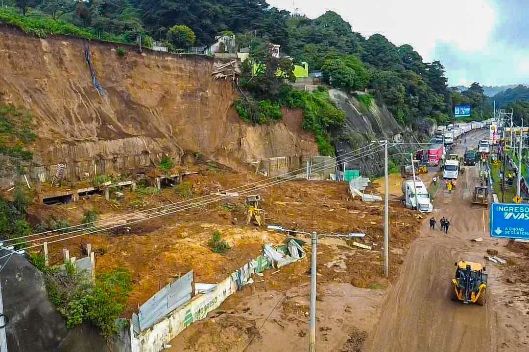 Intensa lluvia obliga a suspender labores de búsqueda y limpieza en Carretera a El Salvador