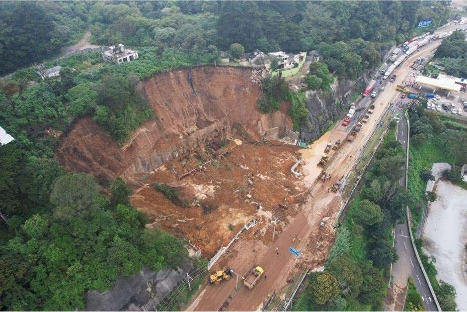 Autoridades ordenan el cierre del paso peatonal frente al área del derrumbe en Carretera a El Salvador