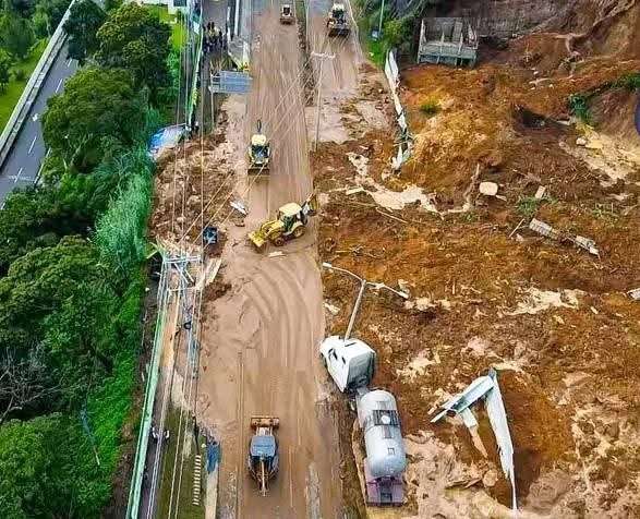 Suspenden temporalmente búsqueda de persona soterrada en Carretera a El Salvador