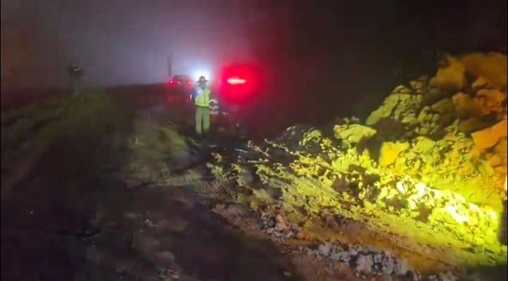 Entre montañas y neblina… así se complicó el paso en ruta Interamericana por derrumbe