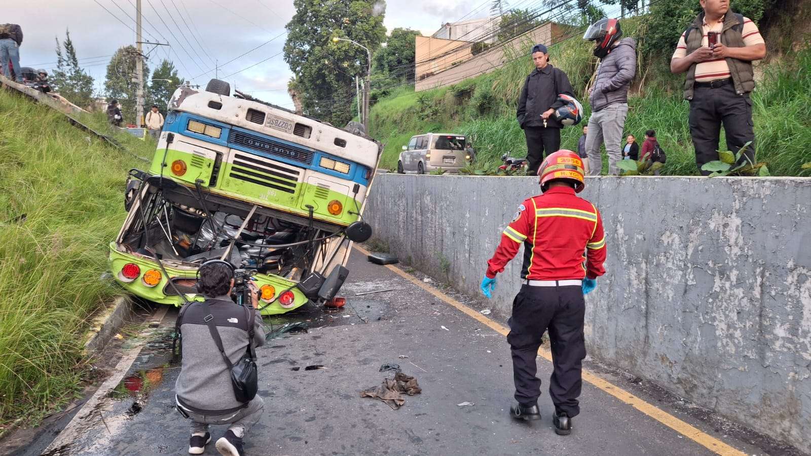 EN VIDEO | Así fue el momento en que un bus pierde el control y se accidenta en el puente Tinco