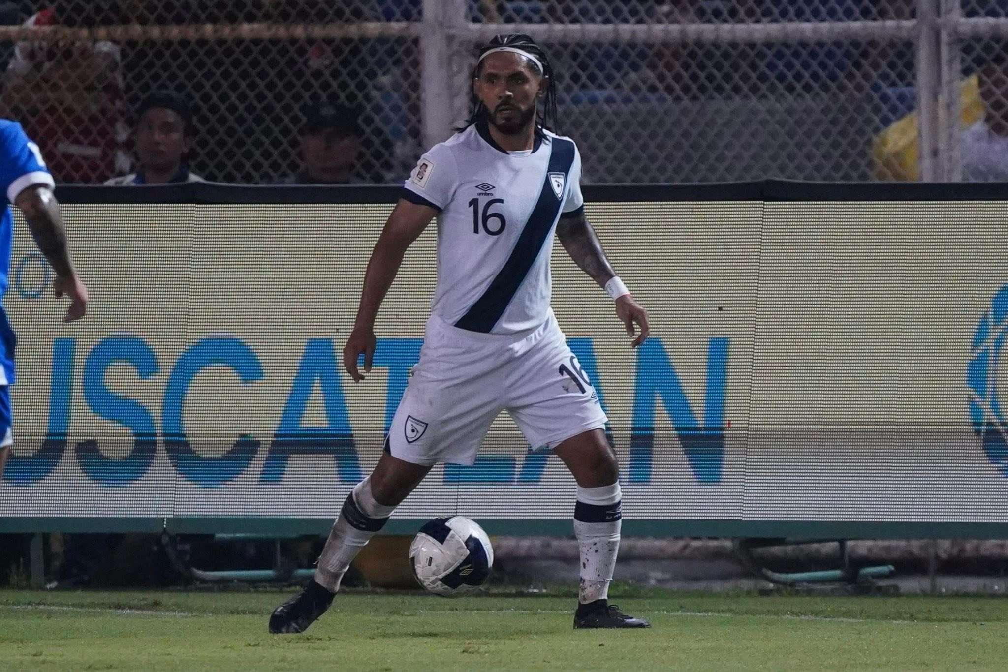 ¡El Cuscatlán conoció al “Caballo” Morales! Las redes estallan en memes