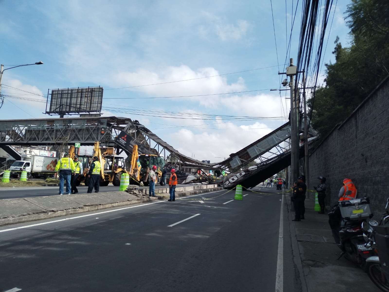 Pasarela caída, capital en riesgo: ¿cómo evitar más incidentes de transporte pesado?