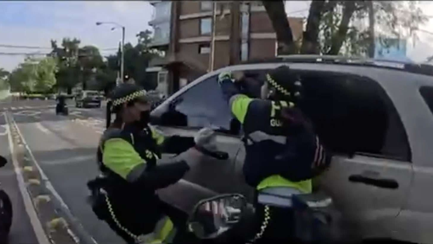 ¡Cumplía con su labor… y una conductora la atropelló en zona 9!