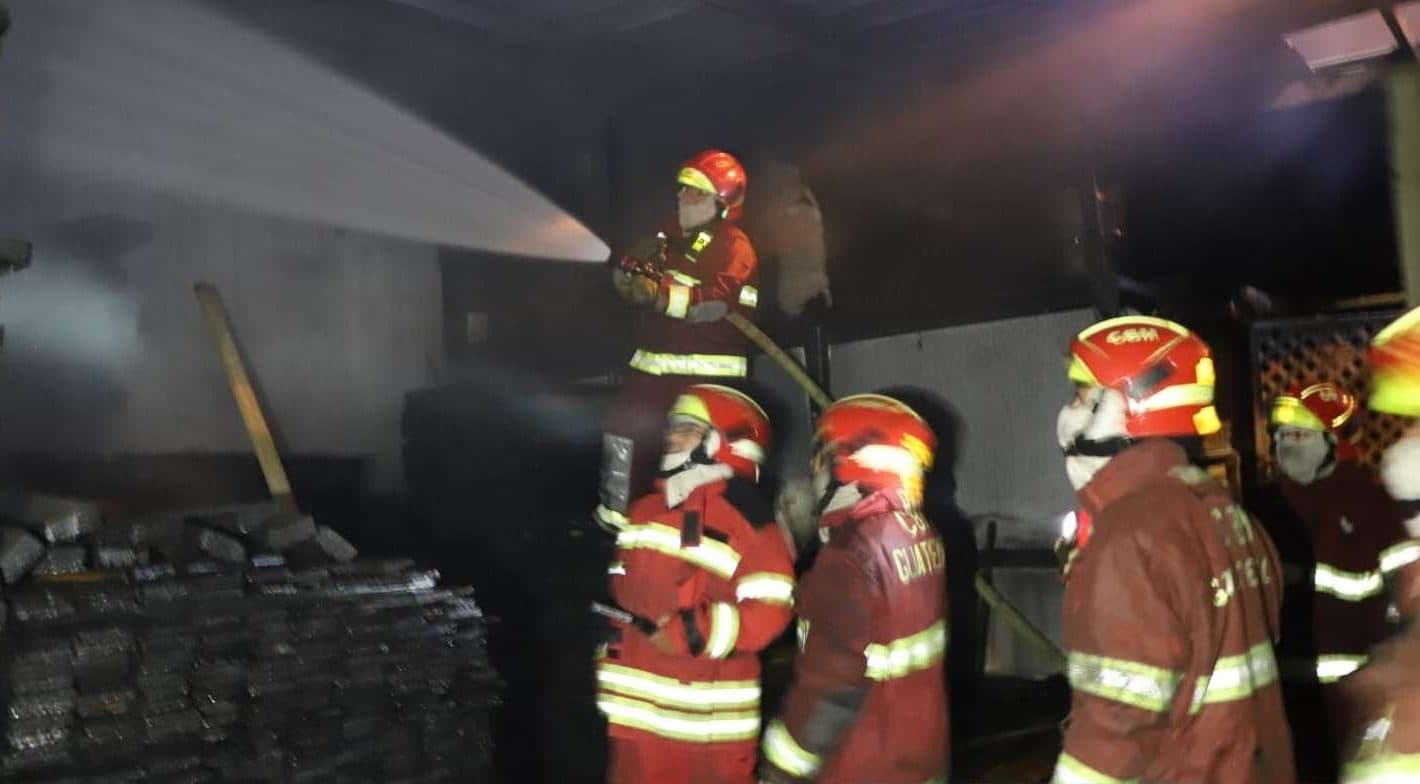 “Incendio declarado” Así fue la madrugada de tensión en la calzada Atanasio Tzul