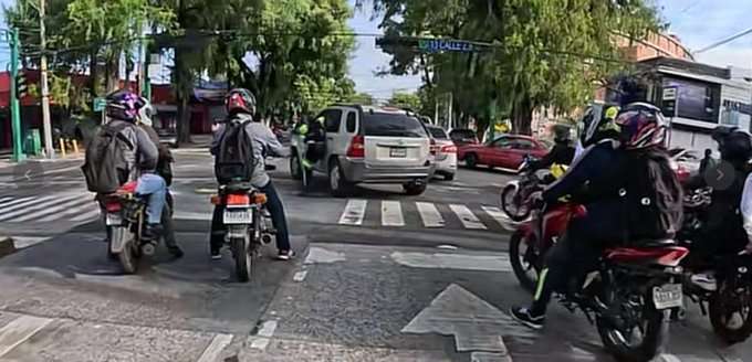 ¿Peatones en riesgo? Incidente en zona 9 evidencia falta de educación vial