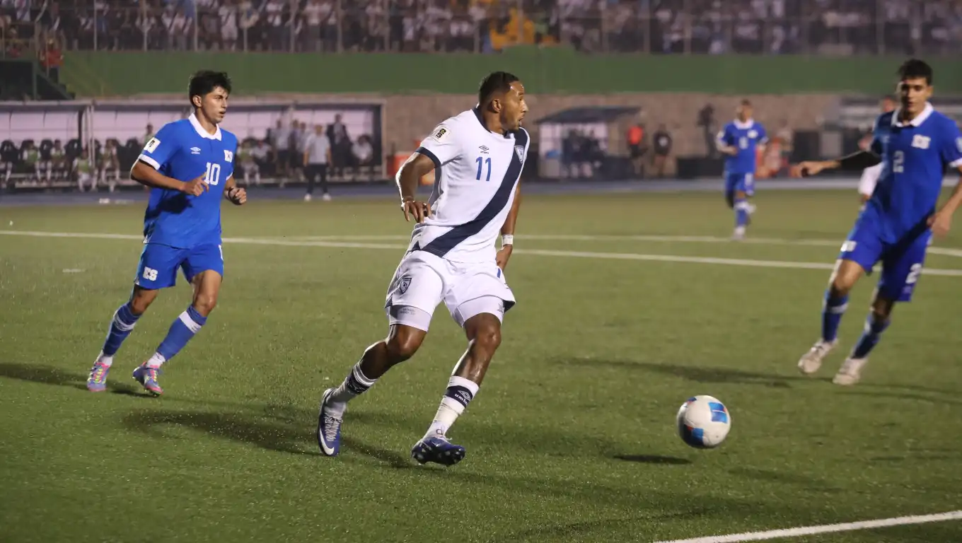 El nombre de Selvin Ponciano sigue resonando entre los aficionados al fútbol guatemalteco. El exfutbolista y actual dirigente del Club Social y Deportivo Municipal conversó con La Red 106.1 sobre el estado actual del balompié nacional, los recuerdos de su paso por la selección y las expectativas para el partido crucial ante El Salvador.