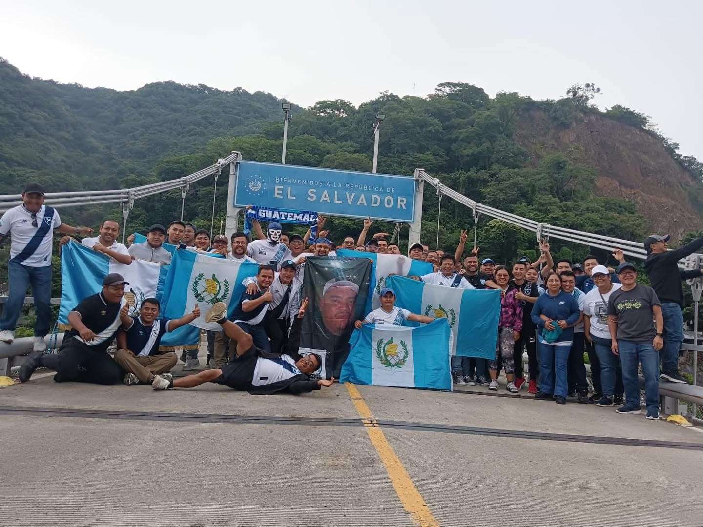 ¡Guate presente! La afición cruza la frontera para alentar a la Azul y Blanco en El Salvador