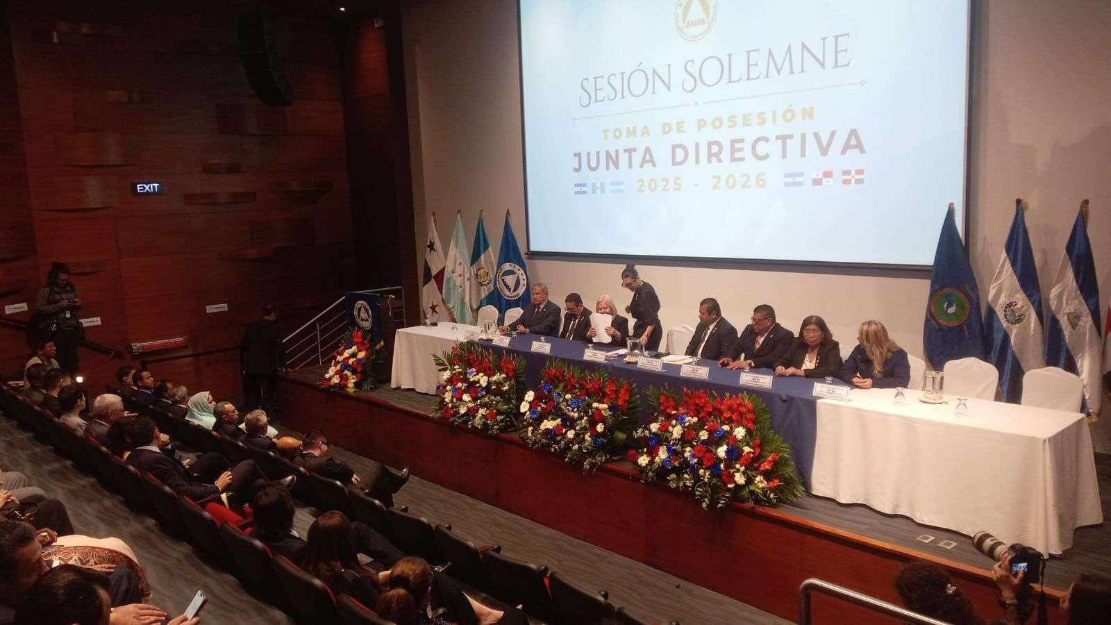Karla Gutiérrez asume la presidencia del Parlacen entre amparos y disputas políticas