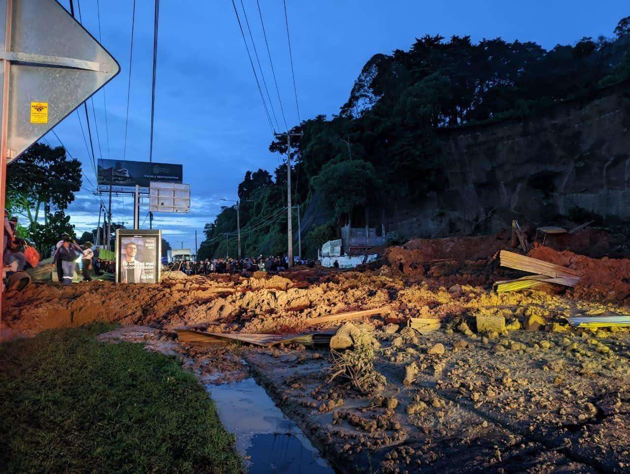 ¿Cuáles son las rutas alternas por derrumbe en km 24 ruta a El Salvador?