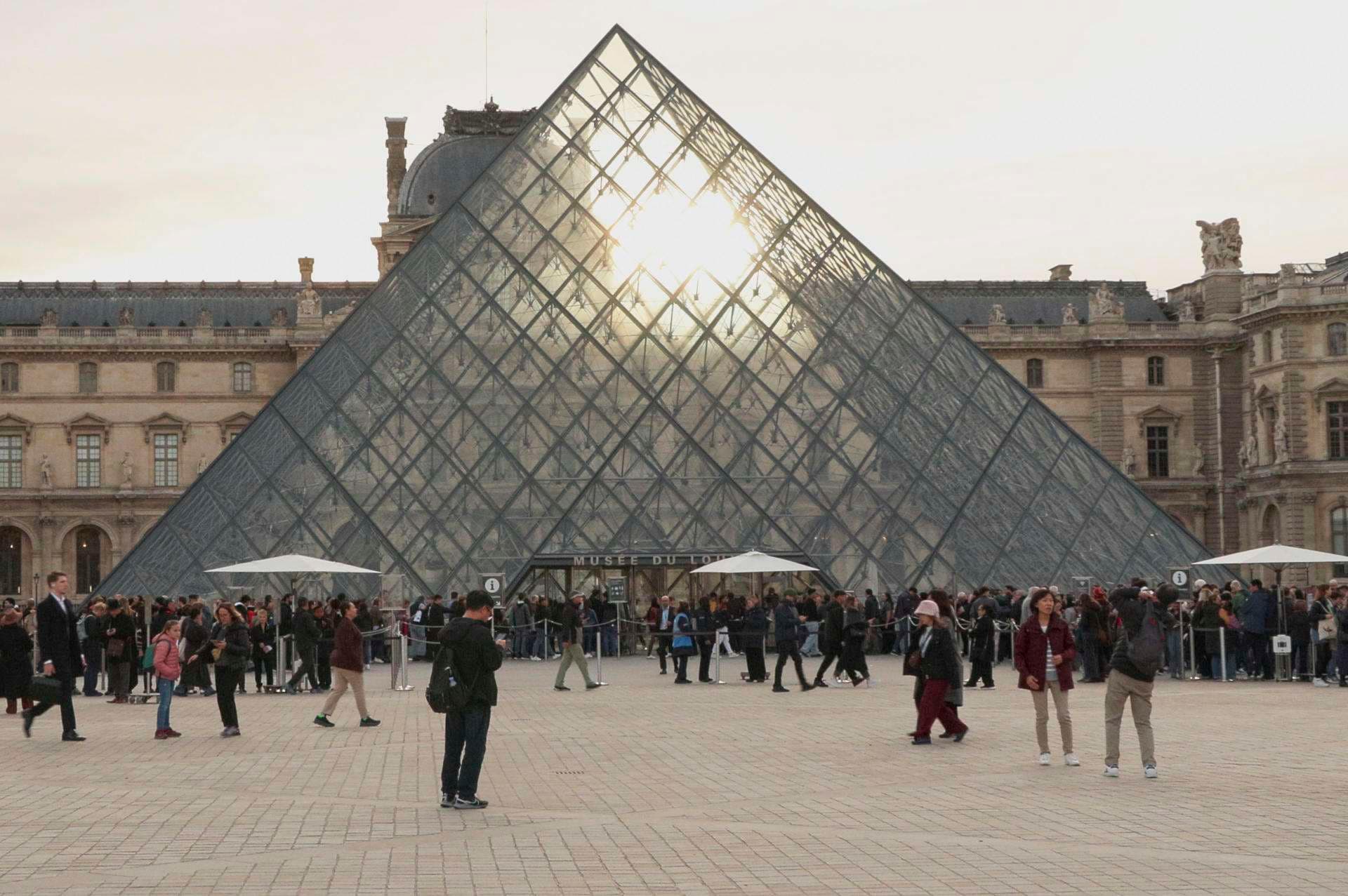Los dos detenidos por el robo del Louvre "reconocieron parcialmente los hechos"