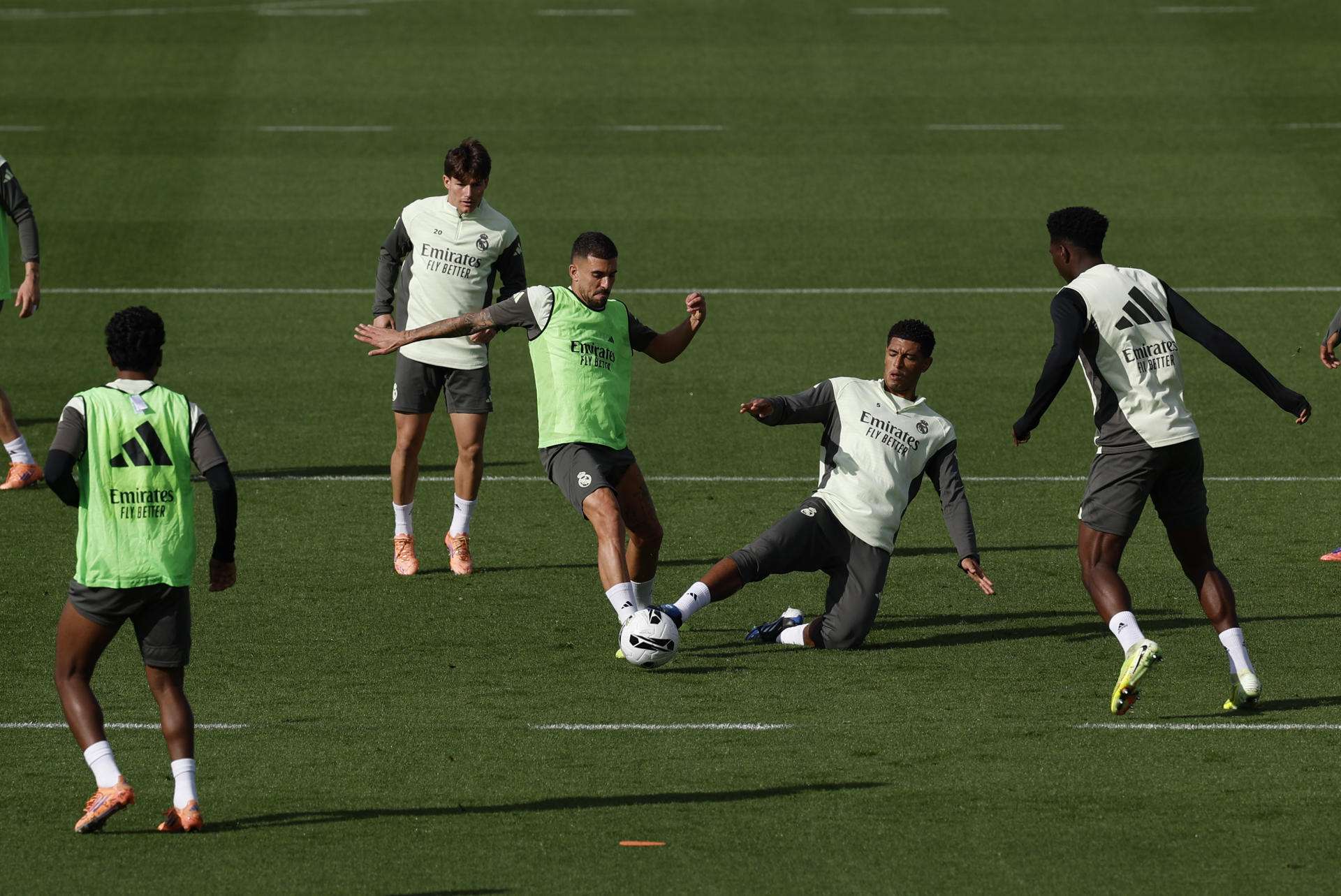 El centrocampista del Real Madrid, Jude Bellingham (c-d) y el centrocmapista Dani Ceballos (c-i) durante el entrenamiento del equipo en la Ciudad Deportiva de Valdebebas, Madrid, antes de su enfrentamiento liguero contra el FC Barcelona. EFE/JJ Guillén