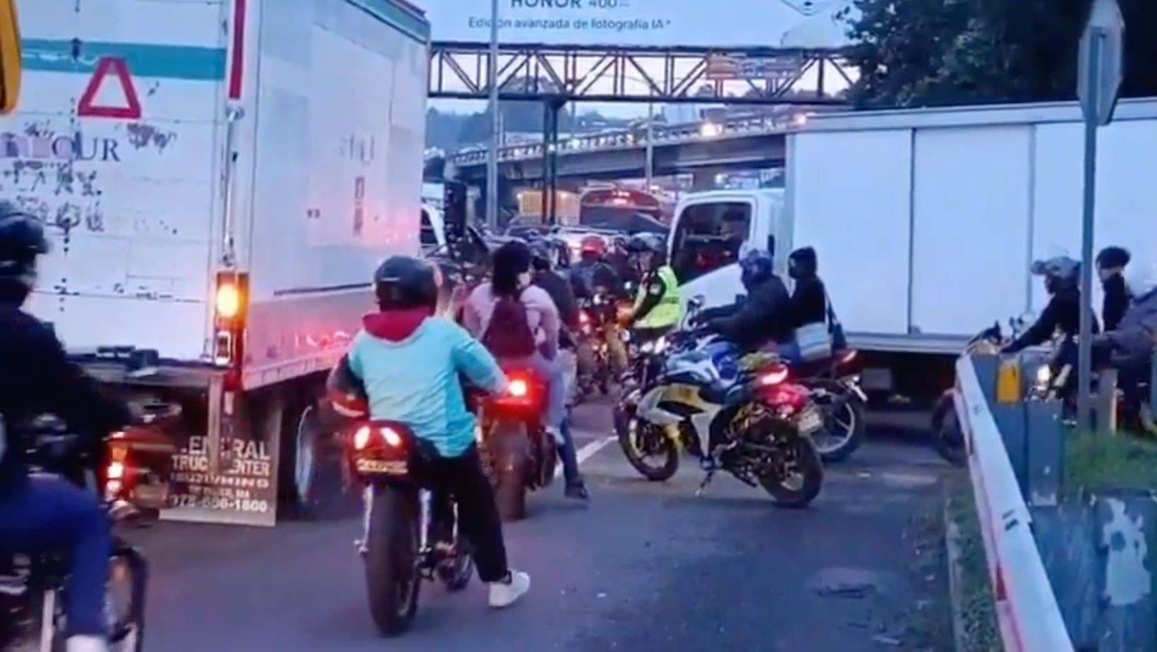 Colisión entre buses complica el tránsito en ruta al Pacífico